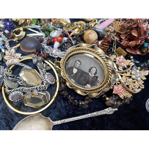 458 - Collection of Vintage Costume Jewellery, comprising brooches,  pearls, bangles, beads, chains, etc. ... 