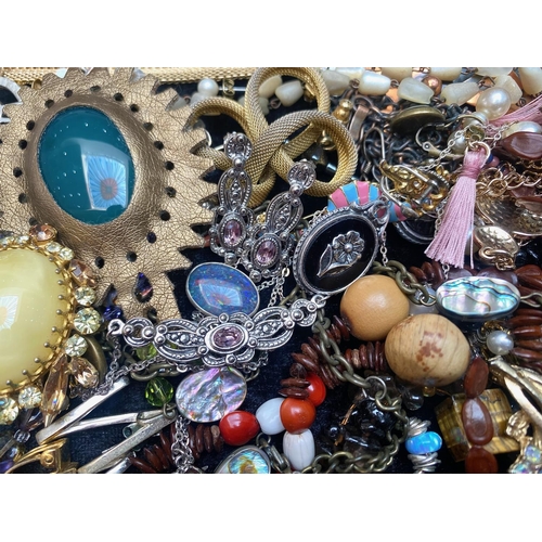 458 - Collection of Vintage Costume Jewellery, comprising brooches,  pearls, bangles, beads, chains, etc. ... 