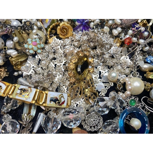 458 - Collection of Vintage Costume Jewellery, comprising brooches,  pearls, bangles, beads, chains, etc. ... 