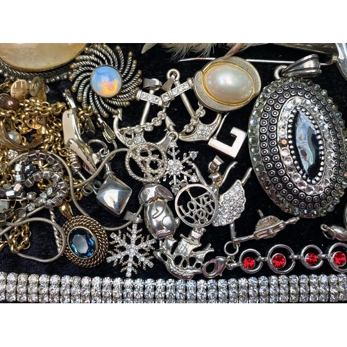 463 - Collection of Vintage Costume Jewellery, comprising earrings, brooches,  pearls, bangles, beads, nec... 