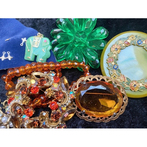 464 - Collection of Vintage Costume Jewellery, comprising brooches,  pearls, bangles, beads, watches, etc.