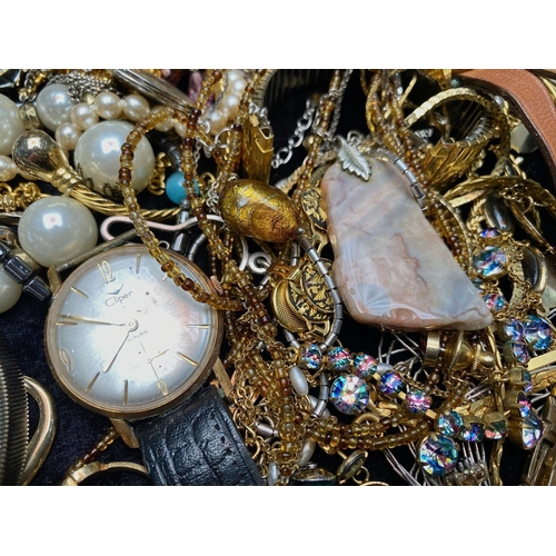 468 - Collection of Vintage Costume Jewellery, comprising necklaces, pearls, beads, bracelets, watches, pe... 