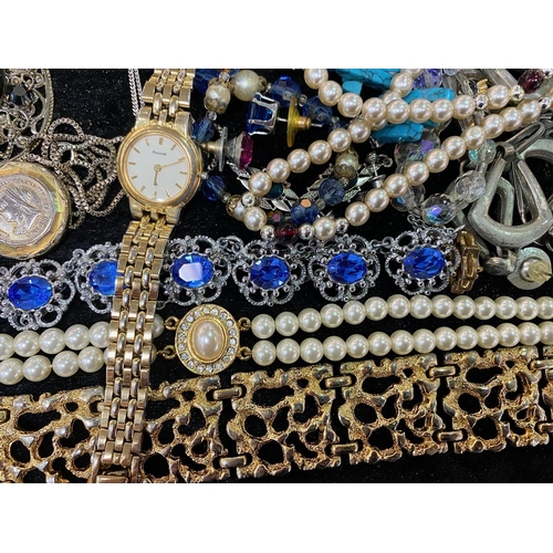 469 - Collection of Vintage Costume Jewellery, comprising necklaces, pearls, beads, bracelets, watches, pe... 