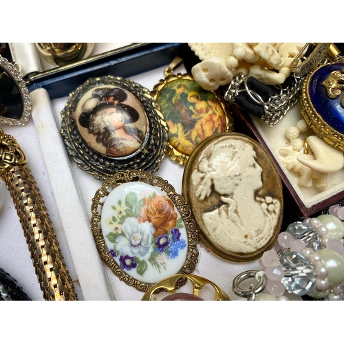 476 - Large Quantity of Vintage Quality Costume Jewellery, including brooches crystal and pearl set, cryst... 