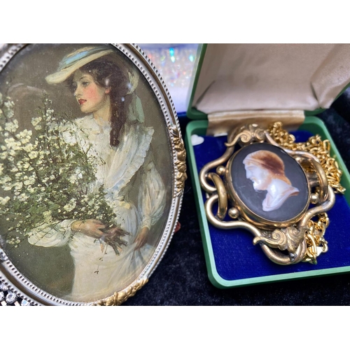 476 - Large Quantity of Vintage Quality Costume Jewellery, including brooches crystal and pearl set, cryst... 