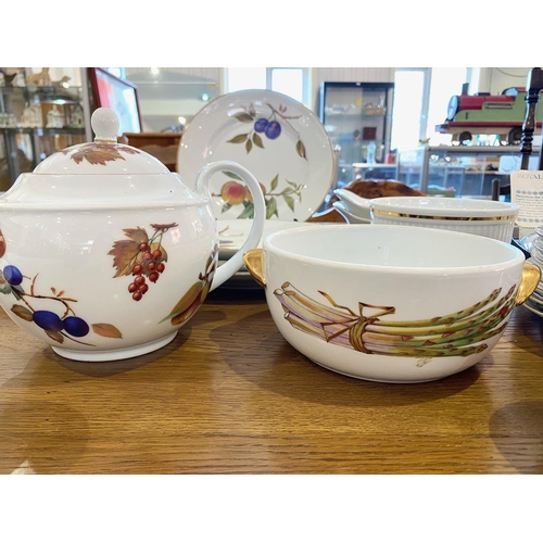 549 - Quantity of Royal Worcester 'Evesham' Porcelain, comprising tea pot, cake stand, four cups, saucers ... 