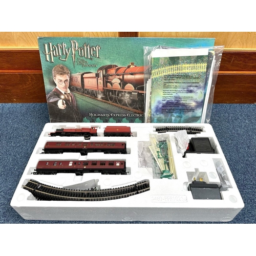 1514 - Hornby Harry Potter Hogwarts Express Electric Train Set, boxed.