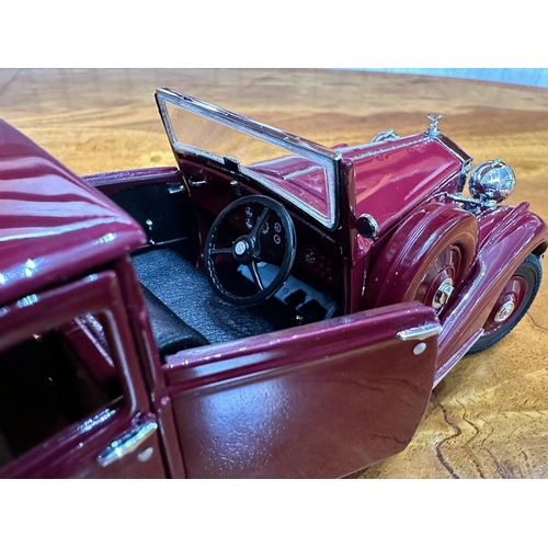 1392 - Two Danbury Mint Collector's Classic Cars, 1931 Mercedes-Benz SSKL, white, together with a 1938 Roll... 