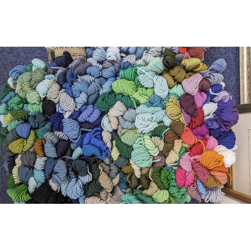 1498 - Crafting Enthusiast - Large Quantity of Pure Wool 'Anchor' Quality Tapestry Skeins, ideal for wool r... 