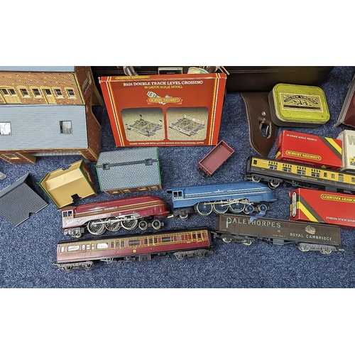 1536 - Railway Interest - Suitcase Full of Hornby 00 Gauge, tracks, accessories, stations, bridges, rolling... 