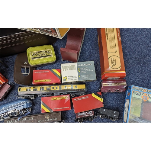 1536 - Railway Interest - Suitcase Full of Hornby 00 Gauge, tracks, accessories, stations, bridges, rolling... 