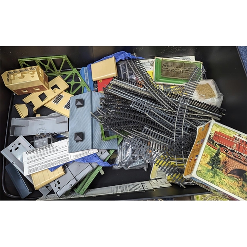 1536 - Railway Interest - Suitcase Full of Hornby 00 Gauge, tracks, accessories, stations, bridges, rolling... 