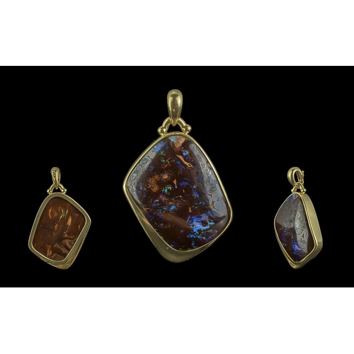 218 - 18ct Yellow Gold Superb Quality Natural Wood Opal Set Pendant - The Gold Mount Marked 18ct (750) The... 