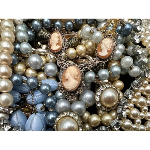 415 - Box of Vintage Costume Jewellery, comprising assorted pearl necklaces and chokers, beads, pendants, ... 