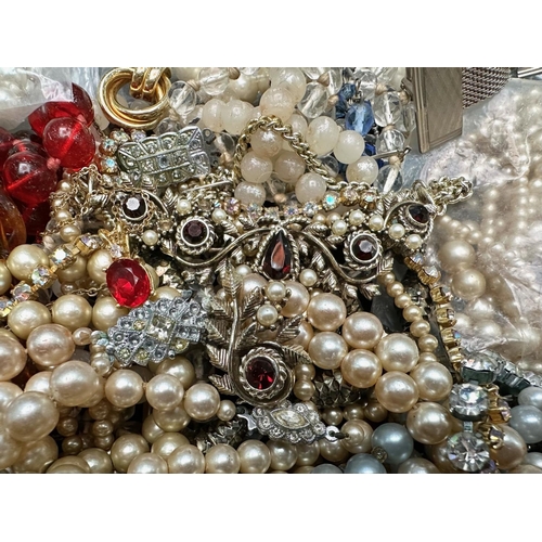 415 - Box of Vintage Costume Jewellery, comprising assorted pearl necklaces and chokers, beads, pendants, ... 