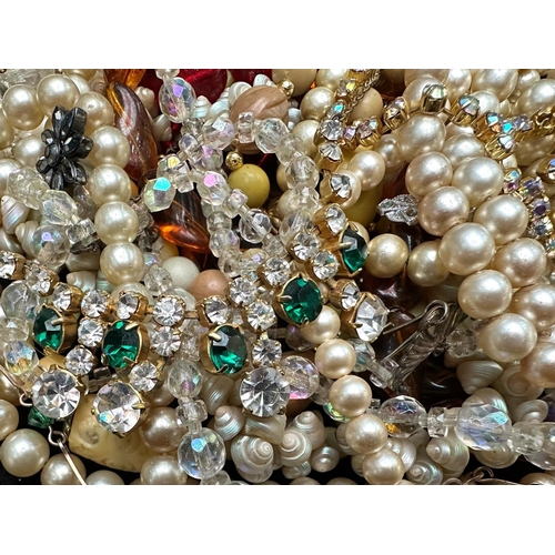 415 - Box of Vintage Costume Jewellery, comprising assorted pearl necklaces and chokers, beads, pendants, ... 