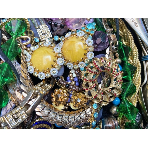 421 - Collection of Costume Jewellery to include assorted beads, gold tone jewellery, various earrings and... 