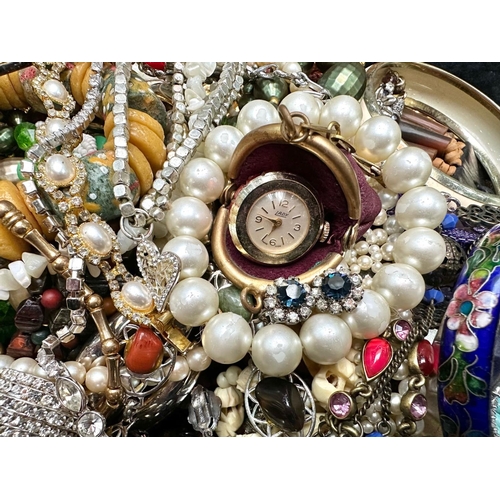 425 - Large Collection of Costume Jewellery. Includes Pearls, Necklaces, Bangles etc. Needs a Good Sort.