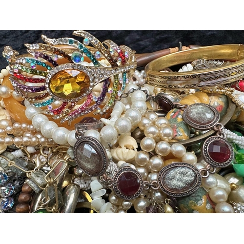 425 - Large Collection of Costume Jewellery. Includes Pearls, Necklaces, Bangles etc. Needs a Good Sort.