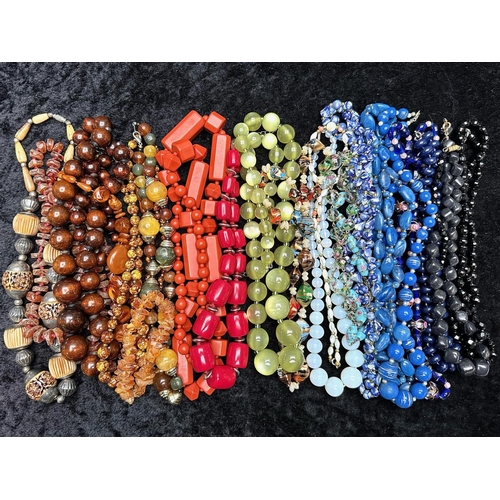 439 - Large Collection of Vintage Beads ( Costume Jewellery ) Good Collection of Costume Jewellery, Vintag... 