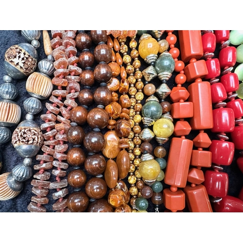 439 - Large Collection of Vintage Beads ( Costume Jewellery ) Good Collection of Costume Jewellery, Vintag... 