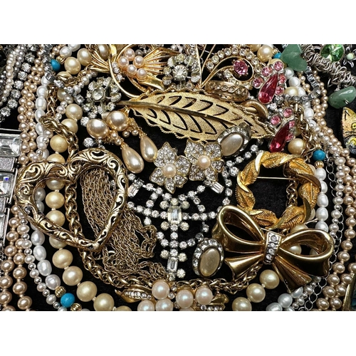 443 - Box of Costume Jewellery, including bracelets, bangles, brooches, beads, earrings, pearls, cufflinks... 