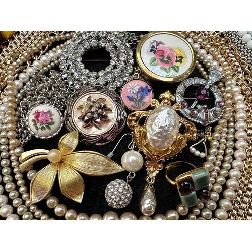 457 - Box of Costume Jewellery, including bracelets, brooches, beads, bangles, rings, etc.