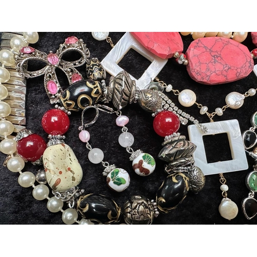 463 - Box of Costume Jewellery, including bracelets, brooches, beads, bangles, rings, etc.