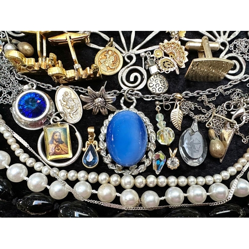 464 - Box of Costume Jewellery, including earrings, bracelets, brooches, chains, bangles, rings, compact, ... 