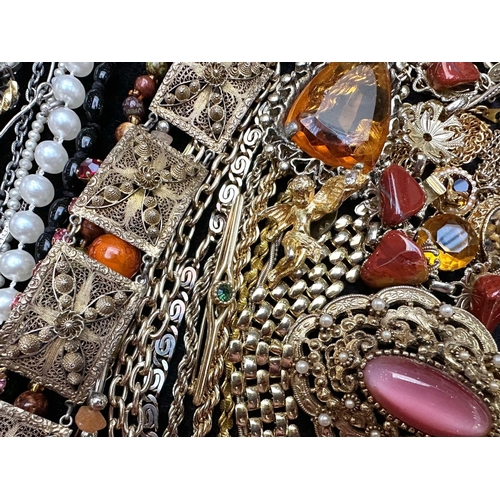 464 - Box of Costume Jewellery, including earrings, bracelets, brooches, chains, bangles, rings, compact, ... 