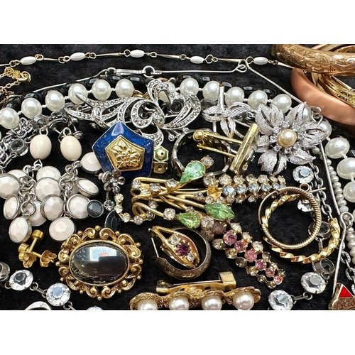 464 - Box of Costume Jewellery, including earrings, bracelets, brooches, chains, bangles, rings, compact, ... 