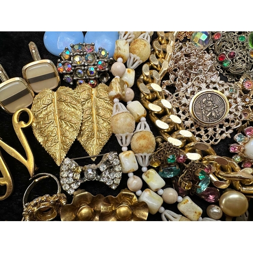 465 - Box of Costume Jewellery, including earrings, bracelets, brooches, beads, cuff links, rings, etc.