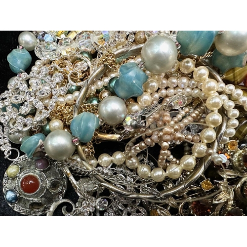 472A - Box of Vintage Costume Jewellery, comprising assorted pearl necklaces and chokers, beads, pendants, ... 