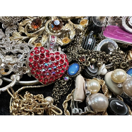 472A - Box of Vintage Costume Jewellery, comprising assorted pearl necklaces and chokers, beads, pendants, ... 