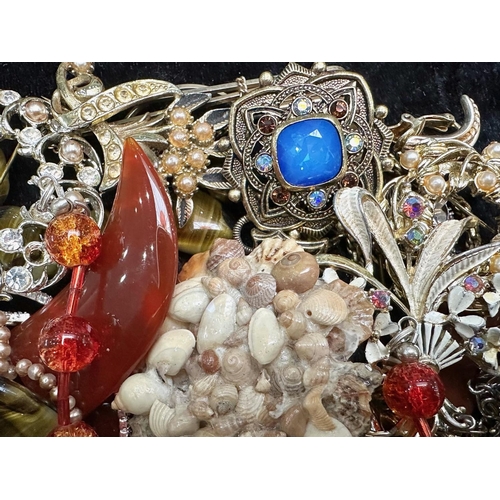 472A - Box of Vintage Costume Jewellery, comprising assorted pearl necklaces and chokers, beads, pendants, ... 