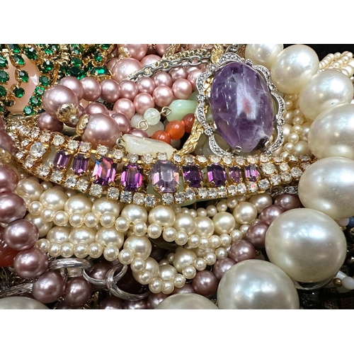 473A - Box of Vintage Costume Jewellery, comprising assorted pearl necklaces and chokers, beads, pendants, ... 