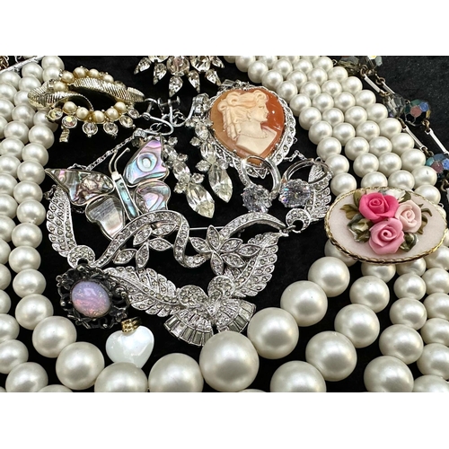 474A - Box of Vintage Costume Jewellery, comprising assorted pearl necklaces and chokers, beads, pendants, ... 