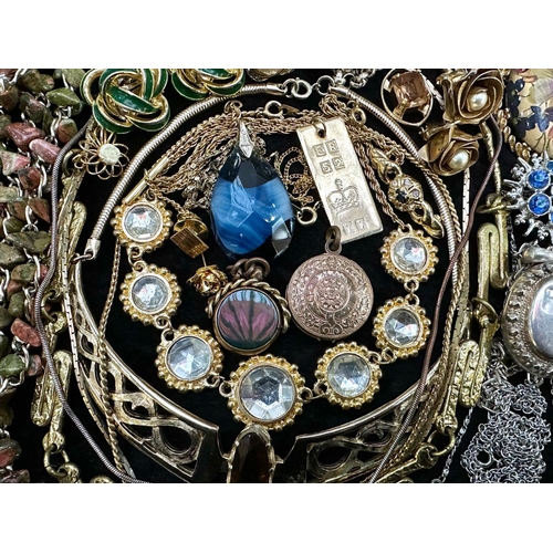 474A - Box of Vintage Costume Jewellery, comprising assorted pearl necklaces and chokers, beads, pendants, ... 