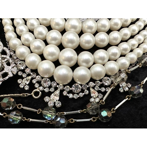 474A - Box of Vintage Costume Jewellery, comprising assorted pearl necklaces and chokers, beads, pendants, ... 