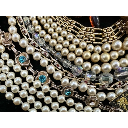 475A - Box of Vintage Costume Jewellery, comprising assorted pearl necklaces and chokers, beads, pendants, ... 