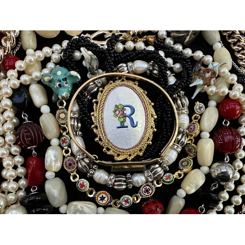 475A - Box of Vintage Costume Jewellery, comprising assorted pearl necklaces and chokers, beads, pendants, ... 