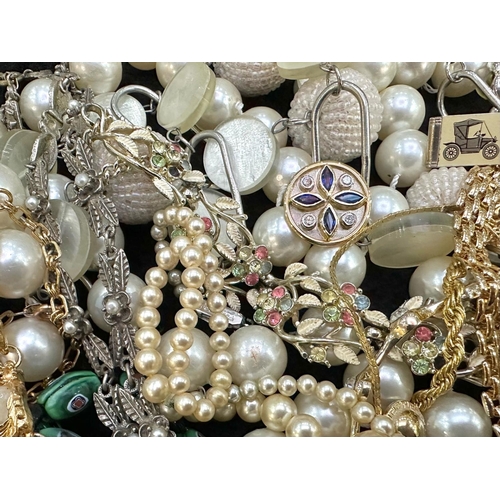 476A - Box of Vintage Costume Jewellery, comprising assorted pearl necklaces and chokers, beads, pendants, ... 