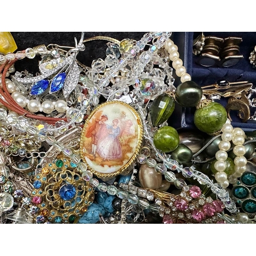 479A - Box of Vintage Costume Jewellery, comprising assorted pearl necklaces and chokers, beads, pendants, ... 