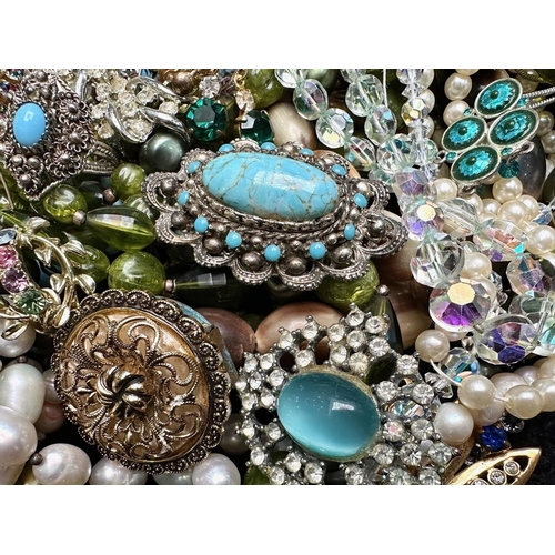 479A - Box of Vintage Costume Jewellery, comprising assorted pearl necklaces and chokers, beads, pendants, ... 