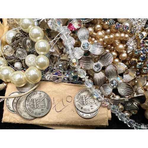 479A - Box of Vintage Costume Jewellery, comprising assorted pearl necklaces and chokers, beads, pendants, ... 