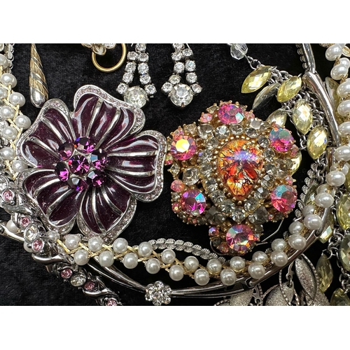 481 - Collection of Vintage Costume Jewellery, comprising pearls, necklaces, bangles, brooches, chains, pe... 