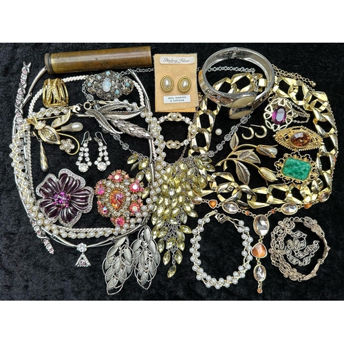 481 - Collection of Vintage Costume Jewellery, comprising pearls, necklaces, bangles, brooches, chains, pe... 