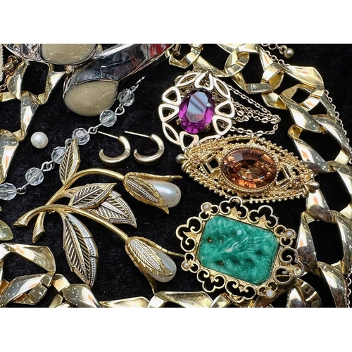 481 - Collection of Vintage Costume Jewellery, comprising pearls, necklaces, bangles, brooches, chains, pe... 