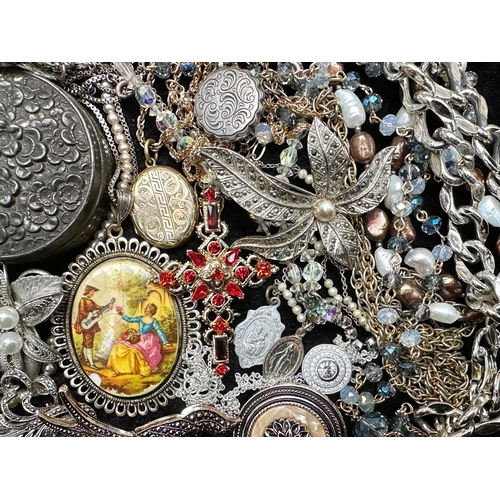 482 - Collection of Vintage Costume Jewellery, comprising necklaces, bangles, brooches, chains, pendants, ... 