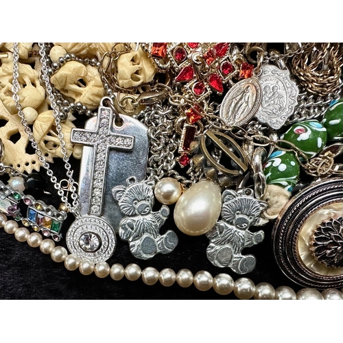 482 - Collection of Vintage Costume Jewellery, comprising necklaces, bangles, brooches, chains, pendants, ... 